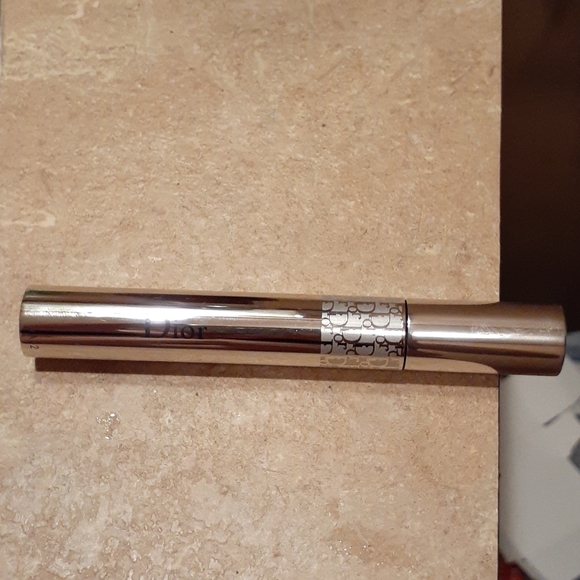 Mascara - Picture 1 of 3